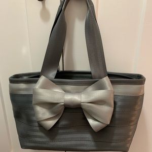 Harvey’s Seatbelt Bag Medium Bow Tote